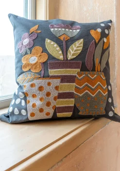 Bestickte Kissenhülle „Flower pots“ aus Bio-Baumwolle