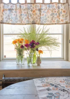 Kaffeehausgardine „Wild rose“ aus Leinen/Bio-Baumwolle